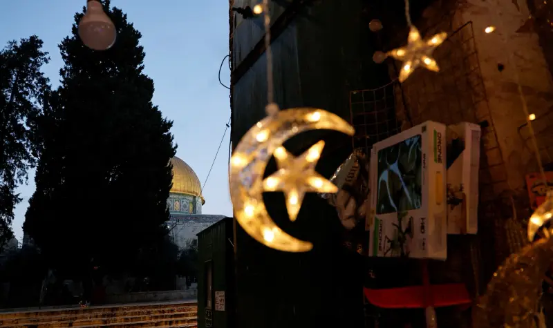 أجواء أول ليالي رمضان في مدينة القدس (رويترز)