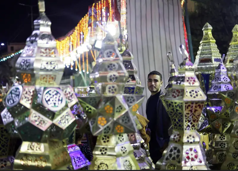 أجواء أول ليالي رمضان في القاهرة مصر (رويترز)