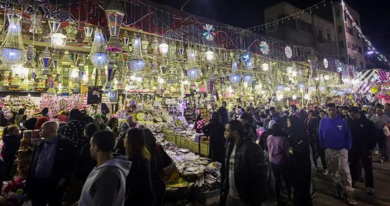 أجواء أول ليالي رمضان في القاهرة مصر (رويترز)