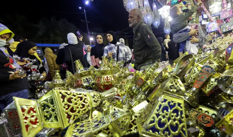 أجواء أول ليالي رمضان في القاهرة مصر (رويترز)