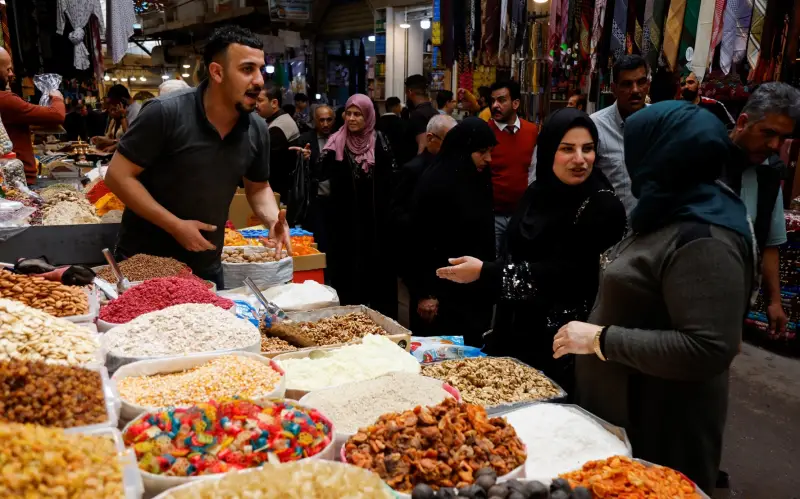 أجواء أول ليالي رمضان في الموصل العراق (رويترز)