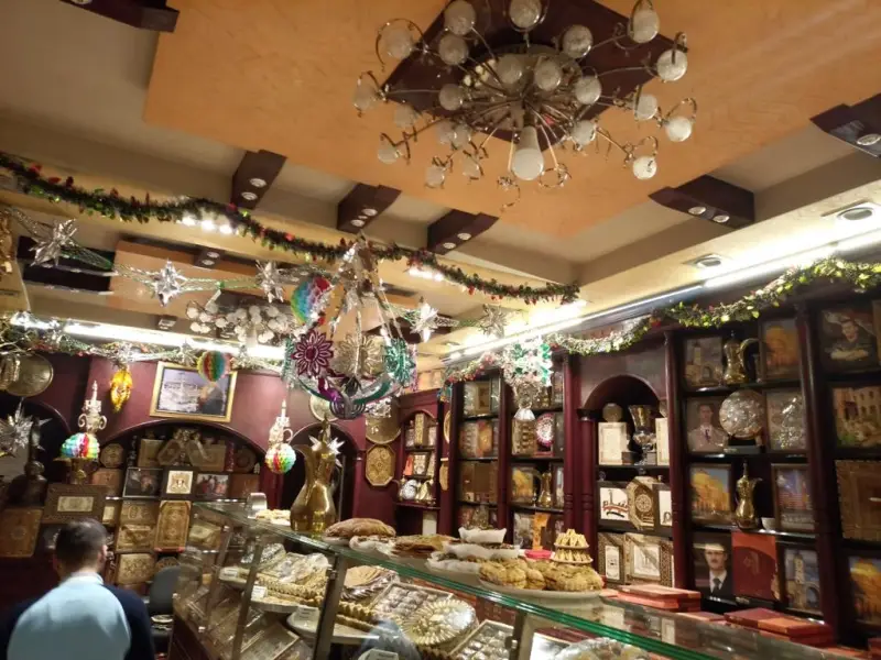 سوق الجزماتية لا يخسر ازدحامه حتى وإن تراجعت حركة البيع فيه،