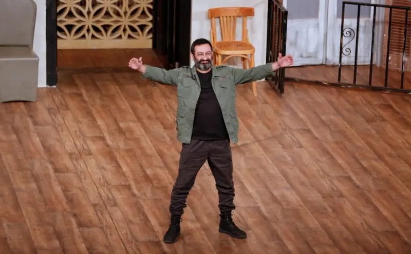 جورج خباز يرى أن المسرح يضم طاقات متبادلة مباشرة لا يمكن التقاطها بالسينما والتلفزيون (فيسبوك)