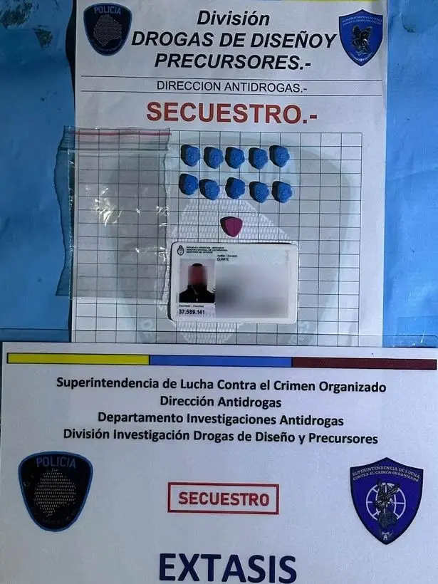 (تويتر) الحبات الزرقاء تظهرميسي وهو ينظر إلى اليمين