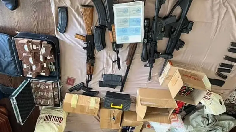 صحيفة "إزفستيا" نشرت صورا ومقاطع فيديو لضباط مسلحين يفتشون قصر بريغوجين