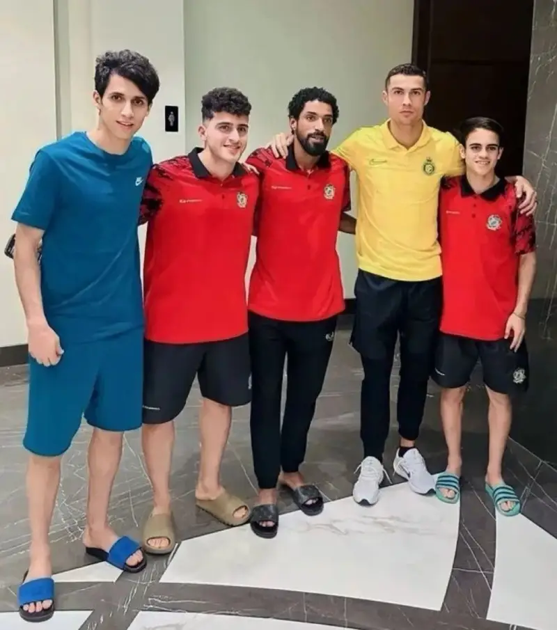 رونالدو برفقة لاعبي الشرطة العراقي في البطولة العربية للأندية (إكس) رونالدو برفقة لاعبي الشرطة العراقي في البطولة العربية للأندية (إكس)