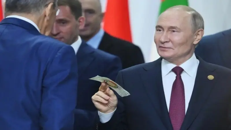 بوتين يرفع عملة البريكس (أ ف ب) بوتين يرفع عملة البريكس (أ ف ب)