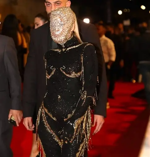 صور باميلا الكيك بالقناع في حفل جوائز الموريكس دور 2024