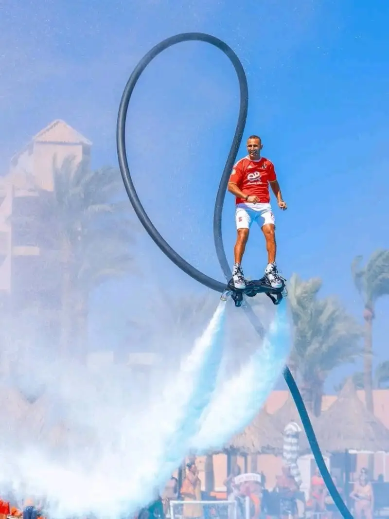 محمود عبد الغني لاعب الفلاي بورد في واحد من العروض