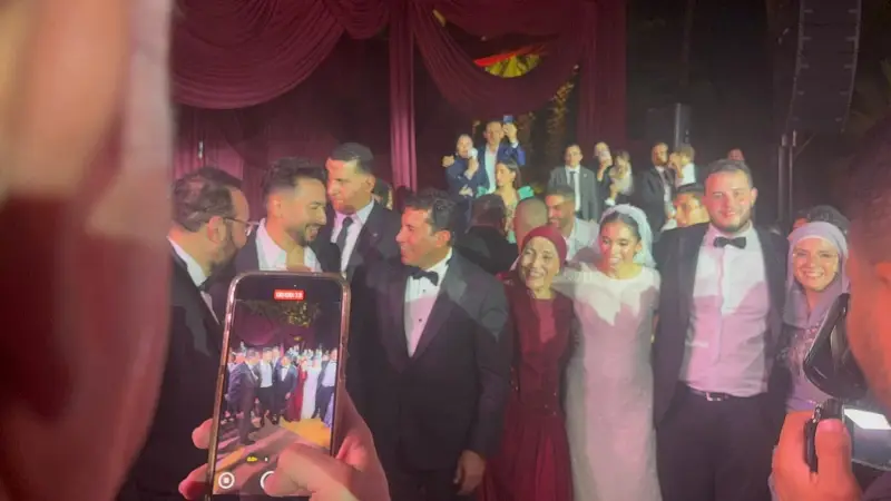 حمادة هلال يحضر حفل زفاف ابنة أشرف صبحي