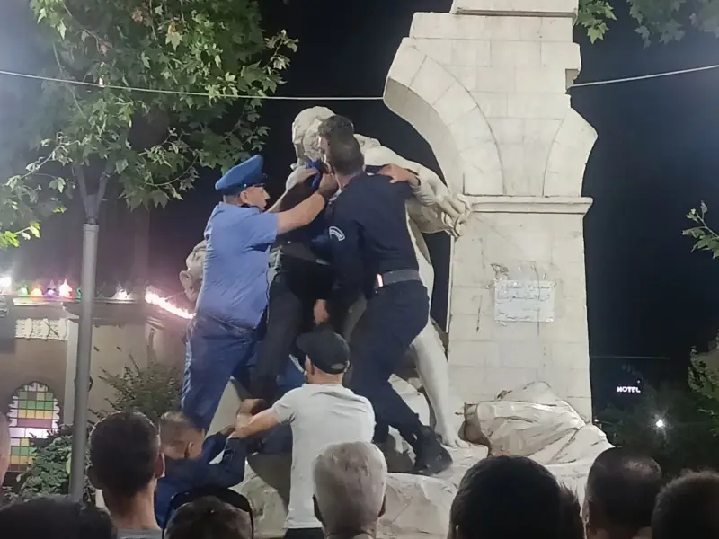 عناصر الأمن تلقي القبض على المتهم بتخريب تمثال عين الفوارة سطيف أمس الثلاثاء