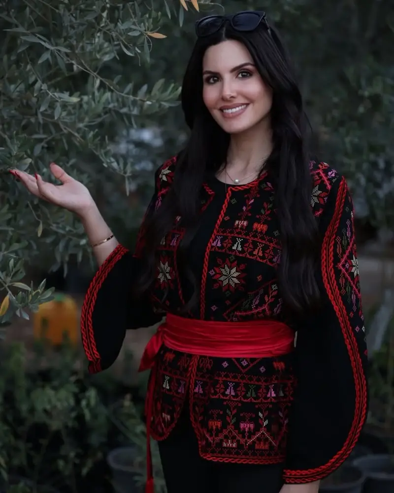 عمر نادين أيوب أول ممثلة لفلسطين في مسابقة ملكة جمال الكون هو 27 عامًا