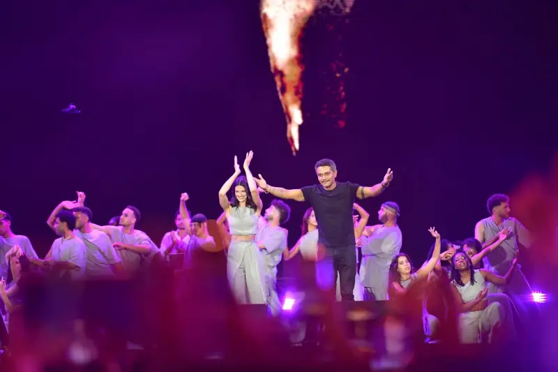 تارا عماد وآسر ياسين على مسرح ويجز