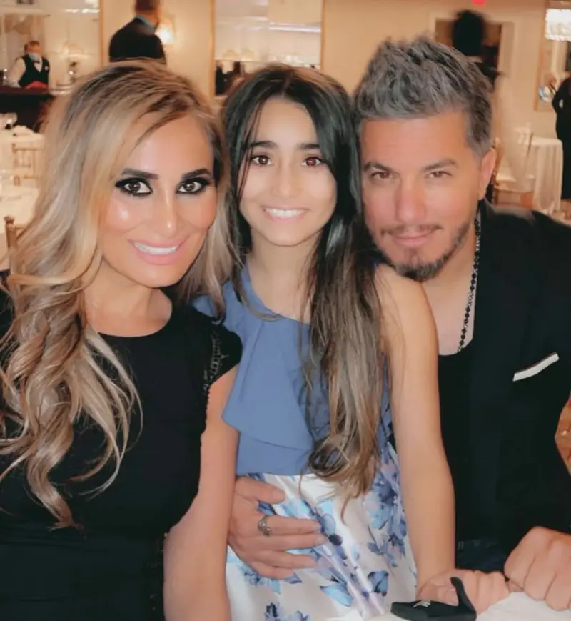 عمر الكيكي زوج هيا كرزون وزوجته الأولى وابنته