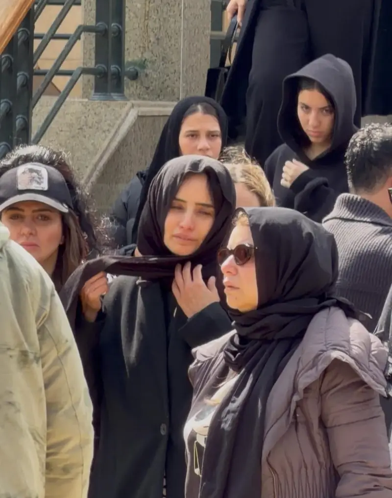 زينة في جنازة شقيقها