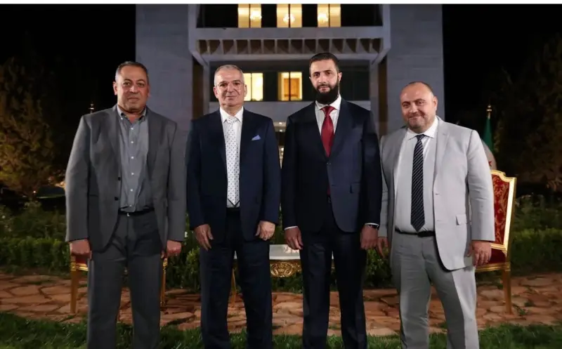 الرئيس السوري أحمد الشرع والإعلامي طوني خليفة مع فريق الإعداد الرئيس السوري أحمد الشرع والإعلامي طوني خليفة مع فريق الإعداد