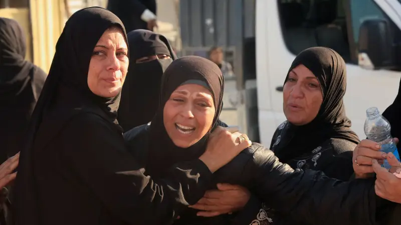 طائرة مسيّرة تستهدف منزلاً في حي الزيتون وتودي بحياة أم وطفله #غزة 