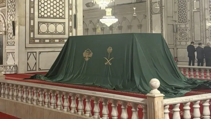 هدية من الحرمين إلى دمشق.. أحمد الشرع يكشف قطعة من كسوة الكعبة في ذكرى سقوط الأسد 