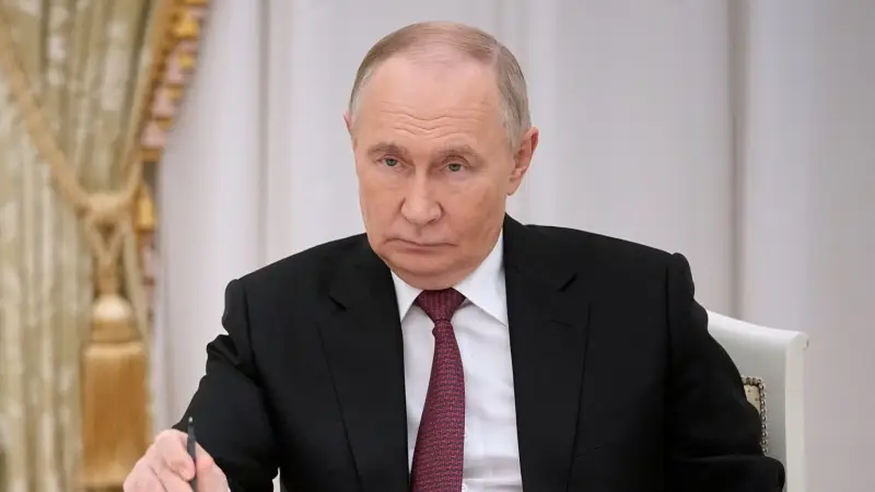 الكرملين يلمّح إلى استئناف الاتصالات مع باريس 