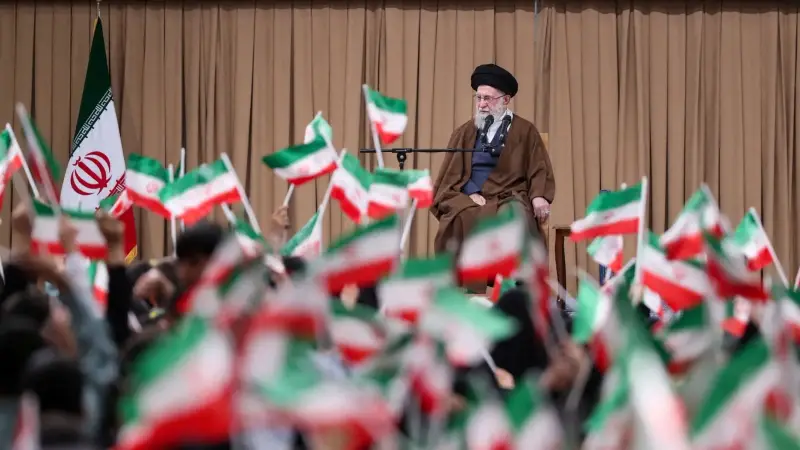 "يد أميركا ملطخة بالدماء".. خامنئي يصعّد خطابه وسط احتجاجات عارمة في إيران 