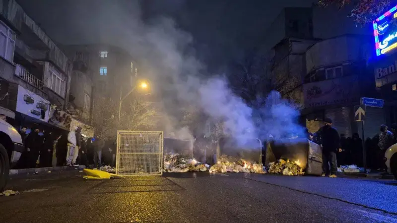 بهلوي للإيرانيين: لا تتركوا الشوارع 