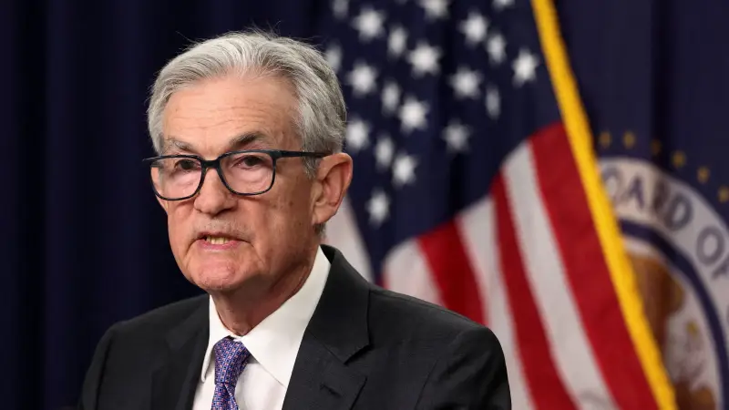 الدولار يتأثر بتصاعد التوترات بين الإدارة الأميركية والاحتياطي الفيدرالي 